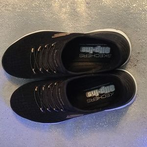 Like-new Skechers slip-ins - washable!